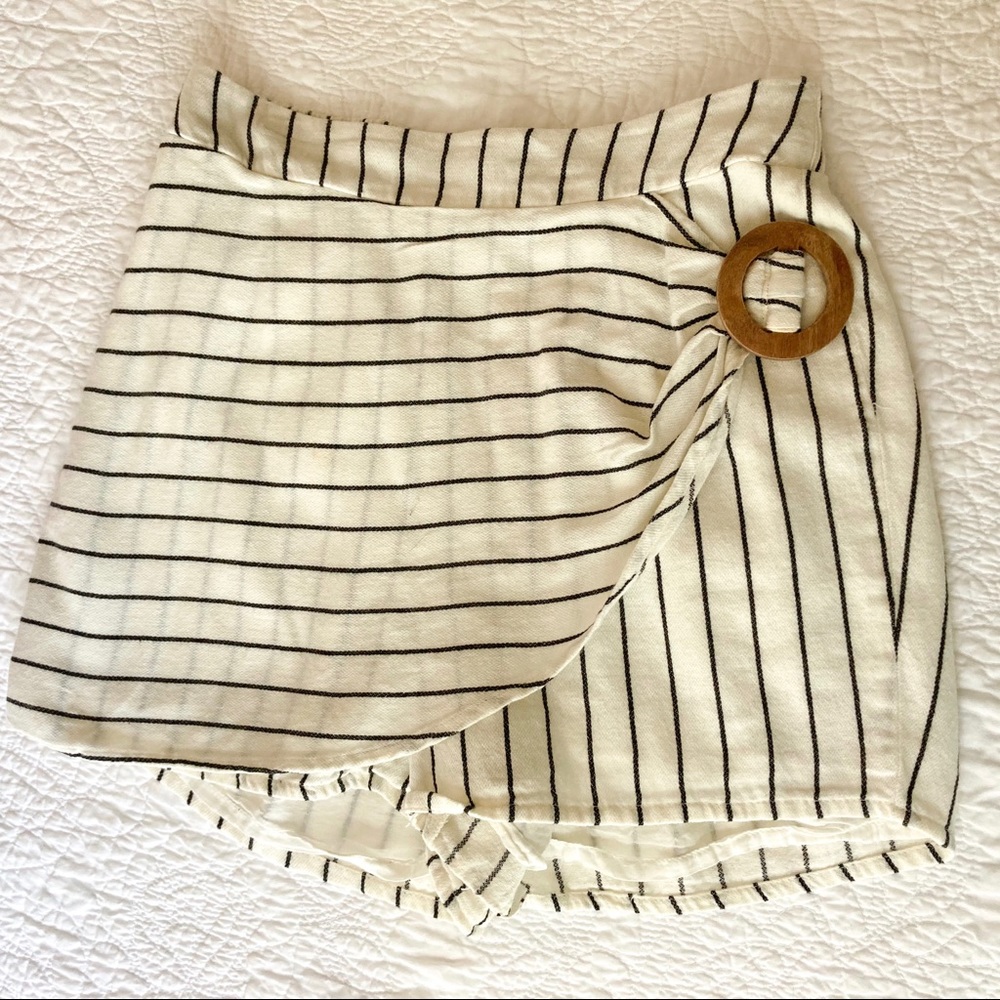 Francesca‘s Off-White Striped Skort